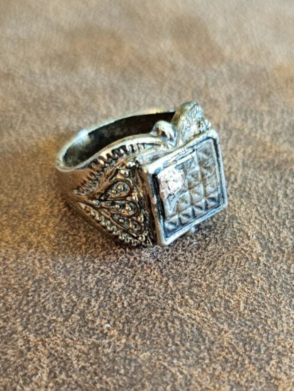 Vtg silver tone signet ring features a textured geometric square face Mens Sz 11